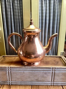 Théière en cuivre de luxe de style artisanal avec long bec verseur traditionnel, poignée décorative, couvercle assorti, corps arrondi et style élégant - Product Image 2