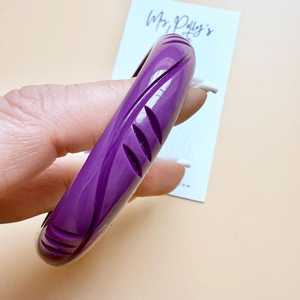 Bracelet en résine violette de Mme Polly, forme ronde, sculpté, artistique, bijoux artisanaux - Product Image 3