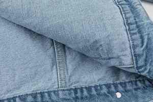 เสื้อแจ็คเก็ตยีนส์ผ้าฝ้าย 100% สีน้ำเงินวินเทจ แต่งลายปักแบบใหม่ ทรงหลวมสำหรับผู้ชาย ดีไซน์โดดเด่น ขอบดิบ - Product Image 6