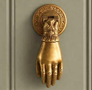 Sonnette de porte Fortune Hand en bronze doré avec plaque arrière circulaire ornée et détails décoratifs pour entrée traditionnelle - Product Image 2