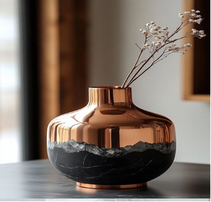 Vase rectangulaire en métal côtelé, or et marbre audacieux, idéal pour la décoration avec de la herbe de la pampa séchée. Disponible à prix de gros. - Product Image 6