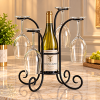 Support sculptural en cuivre pour bouteille de vin avec design circulaire enveloppant pour comptoir, bar, cave et présentation sur table