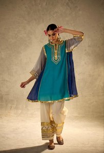 Ensemble Kurta en rayonne pour femme avec broderie dorée et pantalon palazzo crème – Tenue ethnique indienne traditionnelle, coupe ample, longueur cheville - Product Image 3