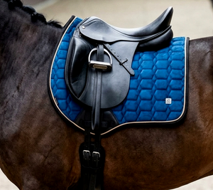 Tapis de selle anatomique en cuir suédé/tissu de qualité supérieure, matelassage hexagonal, pour le saut d'obstacles, vente en gros, logo personnalisé, OEM - Product Image 6