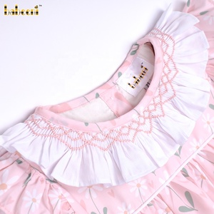 BB3341 ชุดรอมเปอร์เด็กผู้หญิงสีชมพู ผ้าฝ้ายออร์แกนิค 100% เป็นมิตรกับสิ่งแวดล้อม ระบายอากาศได้ดี หรูหรา ลายเรขาคณิต แต่งระบายแบบสม็อค ติดกระดุมแป๊ก - Product Image 4