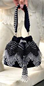 Sac Potli de Noël brodé de perles pour femme, cadeau entièrement personnalisé, sac Potli brodé de perles de créateur avec cordon de serrage - Product Image 3