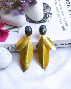 Pendientes colgantes de latón chapado en oro con diseño de hoja de planta de piedra natural, joyería de estilo bohemio para mujer - Product Image 1