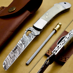 Couteau utilitaire pliant artisanal en acier Damas OEM avec manche composite en ivoire, embouts en acier, tige d'affûtage et étui en cuir - Product Image 1