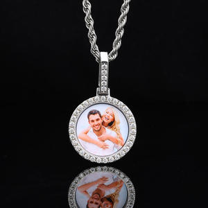 Colgante Redondo de Moissanita Plateado en Oro con Halo de Una Sola Fila, Personalizable con Foto, Unisex, Estilo Hip Hop, Certificado GRA - Product Image 1