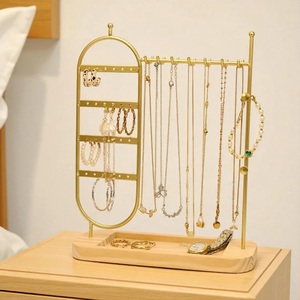 Présentoir de Luxe pour Bijoux avec Panneau à Boucles d'Oreilles, Crochets pour Colliers, Support pour Bracelets, Grande Base, Rangement Élégant pour Coiffeuse - Product Image 1