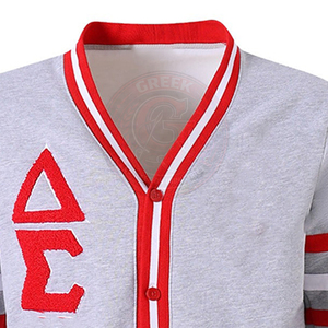 Suéter Gris para Mujer de la Hermandad Delta Sigma DST, con Mangas a Rayas Rojas y Blancas, Tejido Acrílico, Corte Regular - Product Image 4