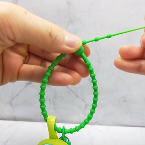 Adorables llaveros de peluche con forma de flor, un accesorio adorable para realzar tus bolsos o llaves. - Product Image 6
