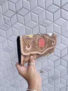 Étui de téléphone à rabat personnalisé en cuir véritable sculpté à la main, élégant, multi-usages, style western, en promotion - Product Image 2