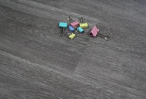 Nuevo diseño SPC Pisos Haga clic en Tablón de vinilo Núcleo sólido Revestimiento UV 5mm 8mm Espesor Parquet de PVC impermeable para Villas Direct - Product Image 6