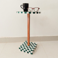 Table d'Appoint Faite Main en Résine Florale Verte Incrustée avec Base Damier et Pieds en Bois – Meuble Élégant et Compact pour Toute Pièce