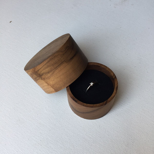 Caja rústica de madera grabada para guardar anillos, caja de madera de nogal hecha a mano para anillos de compromiso, caja de madera ecológica a precio económico. - Product Image 5