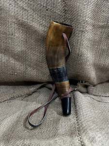 Cuerno de Bebedero Natural de Alta Calidad con Correa de Cuero Cosida, Soporte para Colgar, Sin Olor, a Prueba de Fugas, Personalizado, Estilo Vikingo Artesanal - Product Image 1