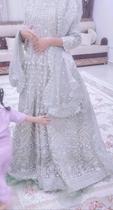 Vestido de Novia Pakistaní Premium Color Verde Salvia Menta, Vestido Maxi de Diseñador con Escote Ilusorio y Bordado Detallado en Filigrana Plateada - Product Image 6