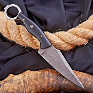 Couteau de camping Skinner à lame fixe en acier Damas de qualité industrielle, pointe tombante, avec trou pour le pouce, épaisseur 0,5 mm, par UA Supplies - Product Image 1