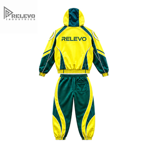 Ensemble de survêtement streetwear unisexe surdimensionné personnalisé OEM, avec sweat à capuche zippé intégral et pantalon jogger, à blocs de couleur contrastés et passepoil. - Product Image 2