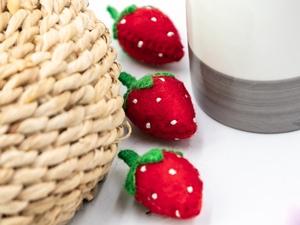 Juguete Educativo de Fresa de Fieltro de Lana Hecho a Mano de 4 cm, Fruta de Fieltro, Comercio Justo, Suministro Artesanal Ético, Venta al por Mayor a Granel - Product Image 5