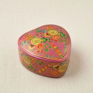 Handcrafted Magenta Heart Shaped Paper Mache <b>Jewellery</b> <b>Box</b> Golden Stipple Floral Design Traditional Indian Keepsake <b>Gift</b> - Product Image 3