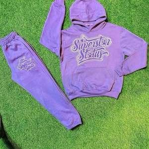 Ensemble de survêtements deux pièces pour hommes avec bandes réfléchissantes personnalisées, pantalon de survêtement et sweat à capuche zippé, impression sérigraphique OEM, coupe-vent et imperméable - Product Image 1