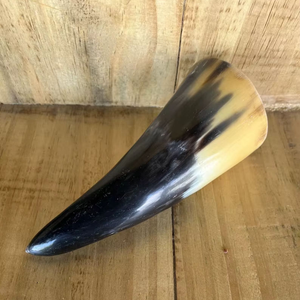 Cuerno Vikingo Curvo Hecho a Mano, Ecológico y Moderno, con Borde de Latón, Cristal Real, Personalizable, Decoración Festiva, Arte Inspirado en las Fiestas - Product Image 5