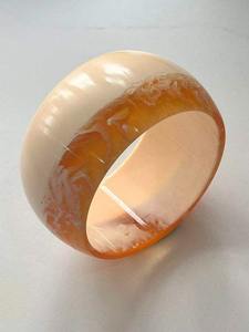 Elegante Pulsera de Resina con Dijes para Mujer, Joyería Moderna de Último Diseño - Product Image 2