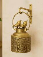 Lanterne murale vintage en laiton avec oiseaux perchés et découpes géométriques pour jardin extérieur