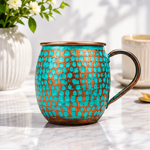 Mug en cuivre martelé artisanal rouge patiné, tasse de luxe Moscow Mule, élégante, bicolore, texturée à pois et à fossettes - Product Image 6