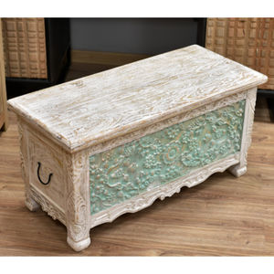 Coffre en bois massif sculpté antique de style traditionnel et rustique, écologique et durable, pour le bureau et le salon - Product Image 1