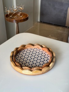 Juego de 2 bandejas de madera con diseño de vieira, bandeja redonda de madera de mango con asas, bandeja decorativa para servir. - Product Image 3