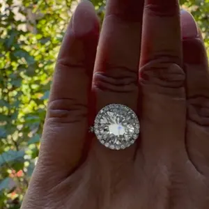 Anillo de Compromiso Clásico Vintage con Halo de Moissanita de Corte Redondo de 4.95 TCW, Plata de Ley con Baño de Rodio, Engaste de Garras, para Mujer - Product Image 2