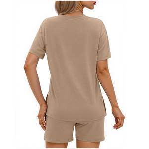 ชุดลำลองฤดูร้อนสำหรับผู้หญิง 2 ชิ้น เสื้อยืดคอวีแขนสั้นและกางเกงขาสั้น ชุดผ้าฝ้ายนุ่มสบายเข้าชุดกัน ขายส่งแบบ OEM - Product Image 5