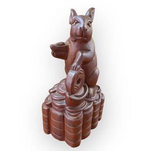 Une statue de rat exquisément sculptée, en bois de Huong, est présentée. - Product Image 2