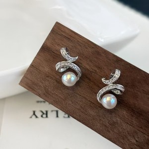 ต่างหูมุกน้ำจืดทรงดาวเงินแท้ ดีไซน์ทันสมัย ประกายระยิบระยับ พร้อมคุณสมบัติคงสี - Product Image 2