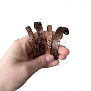 Bracelet ouvert en cuivre massif avec motif sculpté ayurvédique traditionnel, bijou en métal tendance au design exquis - Product Image 1