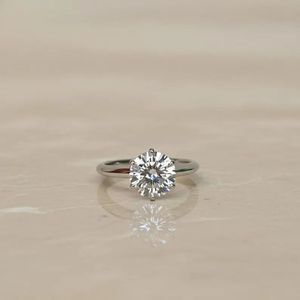 Anillo de Compromiso Solitario Clásico de Oro de 18K y Plata de Ley 925 con Diamante Cultivado en Laboratorio de Corte Redondo de 6 Puntas - Product Image 6