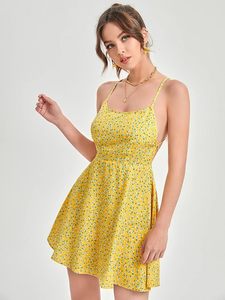 Robe mini jaune à imprimé floral, bretelles spaghetti, coupe trapèze, décontractée, d'été, tissée, ajustée, ourlet évasé, sans manches, respirante - Product Image 3