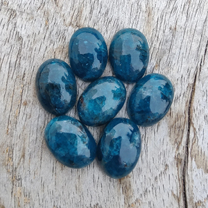 Apatite néon naturelle, cabochon de forme ovale, dos plat, pierre précieuse calibrée, pierre pour la fabrication de bijoux - Product Image 1