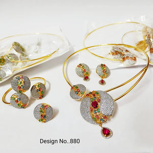 Elegante y Clásico Conjunto de Joyería Nupcial con Cristales y Diamantes de Imitación, Collar, Aretes, Anillo y Accesorios para las Manos - Product Image 1