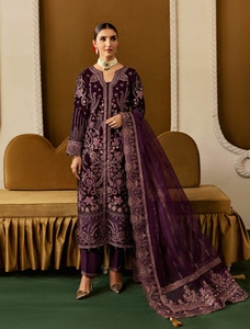 Costumes 3 pièces brodés en velours pour femmes Design pakistanais par Ramsha Volume 6 Robe de soirée Vêtements indiens et pakistanais - Product Image 6