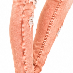 Jean en denim stretch délavé et déchiré pour femme, coupe slim, avec détails déchirés aux genoux, effet délavé, toucher extensible et flexible - Product Image 6