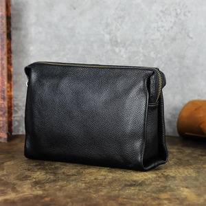 Bolsos de mano de cuero de lujo que ofrecen un almacenamiento seguro para documentos importantes, tabletas y pertenencias personales a un precio razonable. - Product Image 3