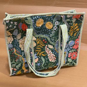 Sac fourre-tout matelassé vert floral fait main en tissu imprimé, sac à bandoulière léger pour le quotidien, sac de shopping de créateur - Product Image 1