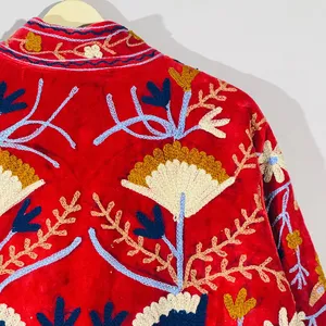 Elegante Chaqueta Suzani de Terciopelo Rojo Bordada con Patrón Floral Hecho a Mano, Estilo Boho, Manga Larga, Cuello Alto, Ropa de Abrigo de Invierno para Mujer - Product Image 4