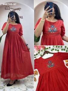 Kurti pour femme en coton Mul de qualité supérieure, aux couleurs étonnantes, idéal pour les occasions spéciales, avec des détails faits à la main. Fabricant de mode féminine de Surat. - Product Image 4