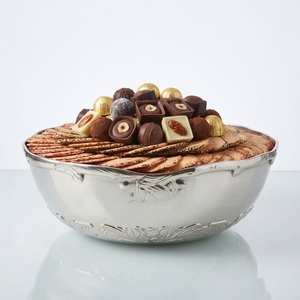 Support à chocolats argenté avec assortiment de chocolats haut de gamme emballés et une tranche de gâteau au caramel pour la présentation de cadeaux de mariage ou de fêtes - Product Image 3