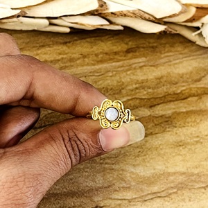 Anillo Bohemio de Latón con Piedra Lunar de Diseño Único para Mujer, Chapado en Oro de 18K, Joyería con Filigrana en Espiral Certificada por Terceros - Product Image 4